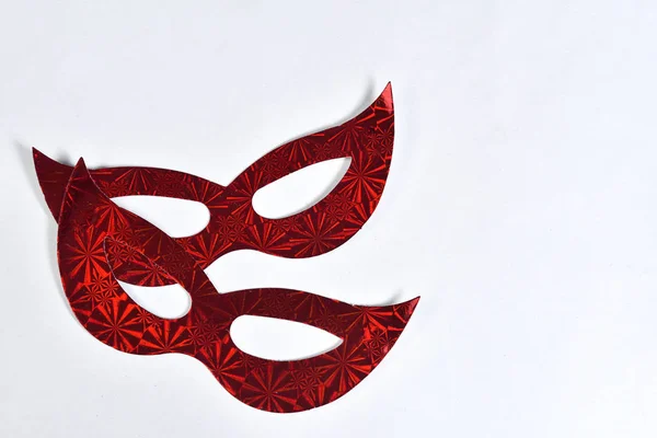 白い背景ウィットに隔離された赤いカーニバルパーティーの衣装マスク — ストック写真