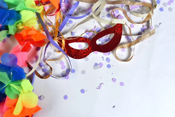 Masque costume de carnaval rouge en confettis colorés et banderoles sur — Photo