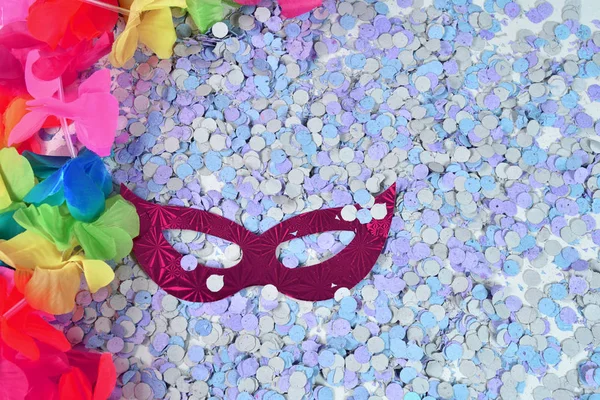 Красный карнавальный костюм маска в красочных конфетти и стримеры на — стоковое фото