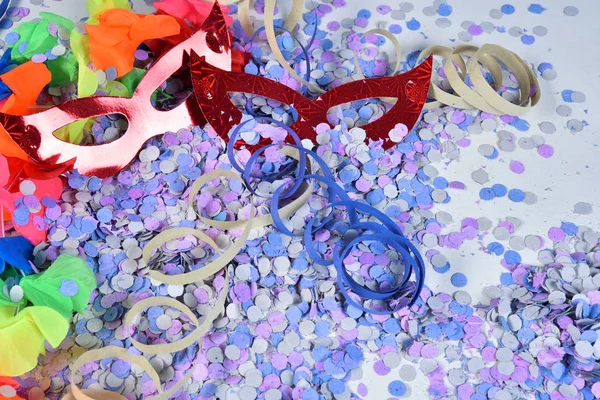 Rood carnaval kostuum masker in kleurrijke confetti en slingers op — Stockfoto