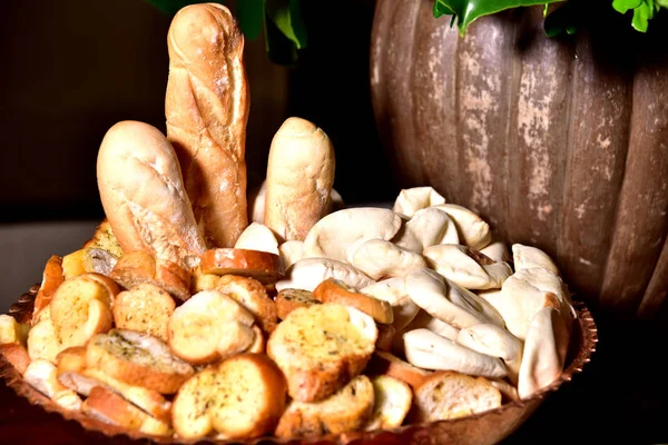 おいしいフランスパンとバスケットバゲットトーストカニパン — ストック写真