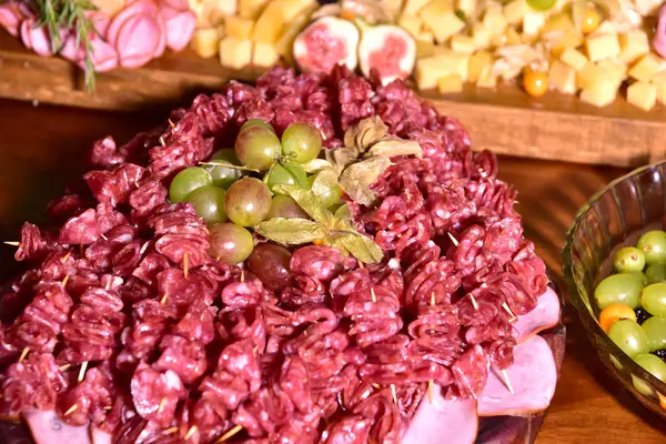 Delicioso e saboroso presunto defumado e fatiado de fiambre chalupa parma servido — Fotografia de Stock