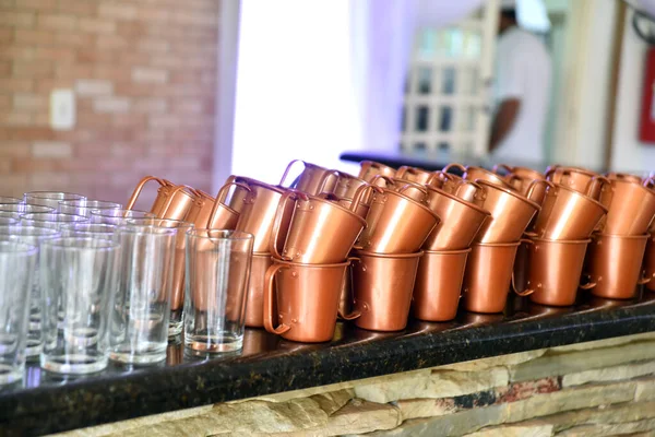 Diverse tazze di metallo dorato vuote e impilate ideali per bevande — Foto Stock