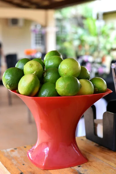 Ízletes és egészséges frissítő zöld citrom egy piros tál t — Stock Fotó