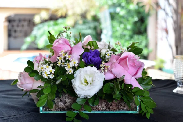Bel arrangement floral décoratif sur la table sur flou — Photo