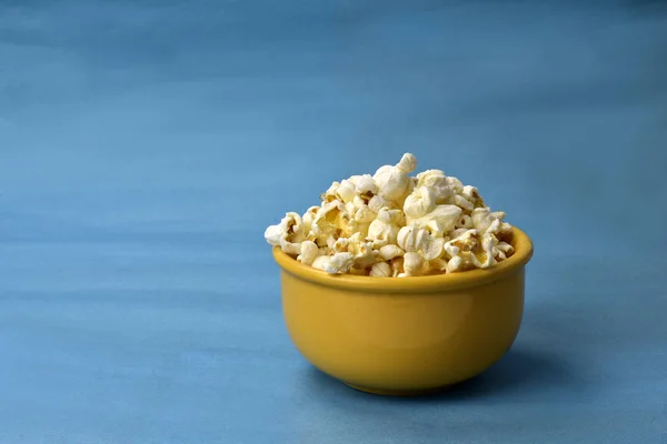 Köstliches Popcorn Gelber Schüssel Auf Blauem Hintergrund Mit Platz Für — Stockfoto