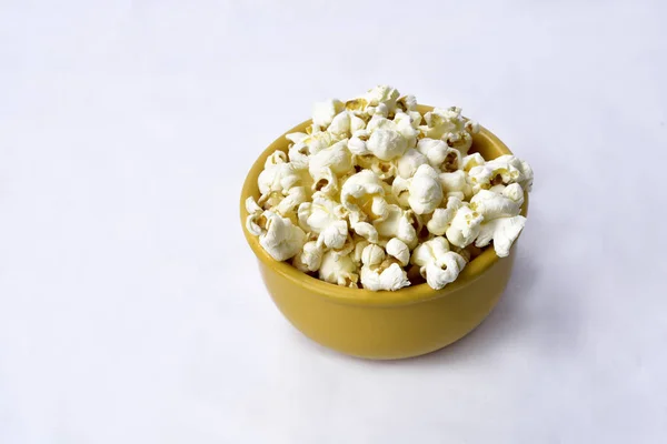 Köstliches Popcorn Gelber Schüssel Auf Weißem Hintergrund Mit Platz Für — Stockfoto