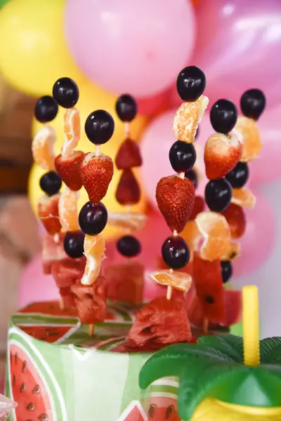 Delicioso Pincho Coloridas Frutas Tropicales Sobre Fondo Borroso — Foto de Stock