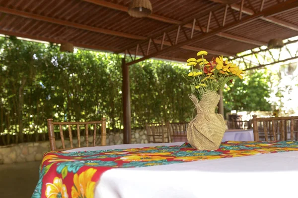 Schöne Dekorative Anordnung Von Natürlichen Blumen Auf Dem Tisch Auf — Stockfoto