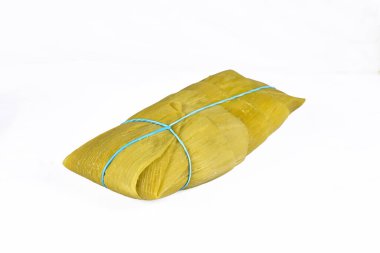 Pamonha, mısır lapası, geleneksel mısır keki Brezilya mutfağı, beyaz arka planda üst manzara..