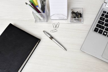 Laptop servis ajandalı ofis masası kalemler ofis gereçleri masada metin için yeri olan kalemler