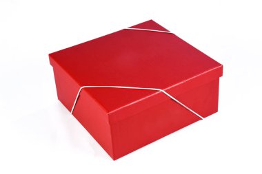 Yan görünümü ve beyaz arkaplan üzerindeki metin için alanı olan güzel kırmızı hediye kutusu