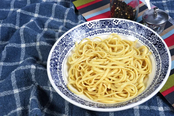 Piatto Spaghetti Freschi Con Olio Oliva Sul Piatto Bianco Isolato — Foto Stock