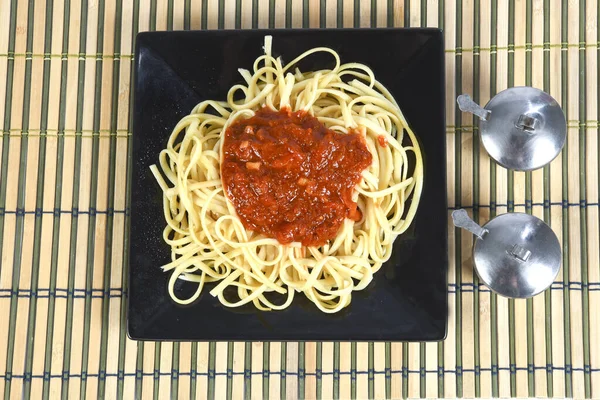 Plato Espaguetis Con Salsa Tomate Boloñesa Con Aceite Oliva Plato —  Fotos de Stock
