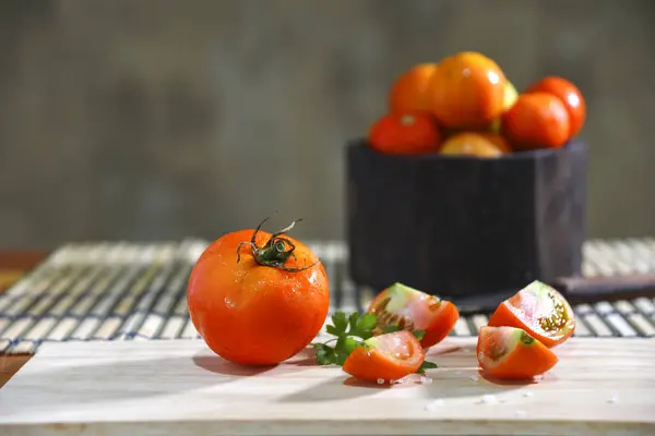 Vários Tomates Suculentos Saborosos Uma Tigela Com Alguns Pedaços Tomates — Fotografia de Stock