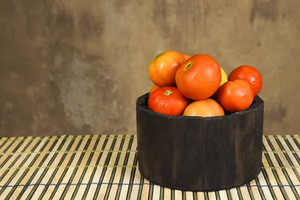 Różne Soczyste Smaczne Pomidory Misce Stole Wyizolowane Rozmytym Tle — Zdjęcie stockowe
