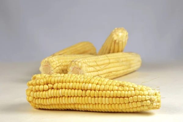Φυσικό Υγιές Φυτικό Καλαμπόκι Δημητριακών Απομονωμένο Λευκό Φόντο — Φωτογραφία Αρχείου