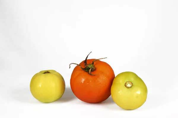 Verschillende Sappige Smakelijke Tomaten Geïsoleerd Witte Achtergrond — Stockfoto