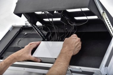 Adam bakım elektronik teknolojik ekipman yapıyor.