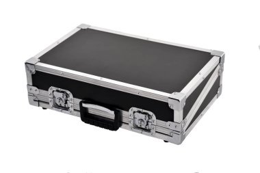 Beyaz arka planda izole edilmiş ekipman taşımacılığı için metal korumalı siyah I hard case