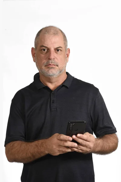 Hombre Adulto Con Barba Blanca Con Camisa Negra Sosteniendo Comprimido —  Fotos de Stock