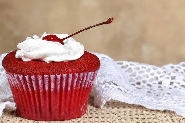 Κέικ Κόκκινων Φρούτων Cupcake Σαντιγί Και Κεράσι Στην Κορυφή Γροθιά — Φωτογραφία Αρχείου