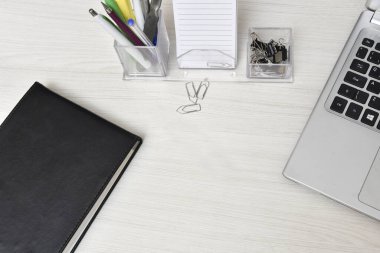 ev ofis masası veya not defteri, not defteri, kalemler, kalemlerle iş ve mesafe öğrenimi için kullanılır, EAD.