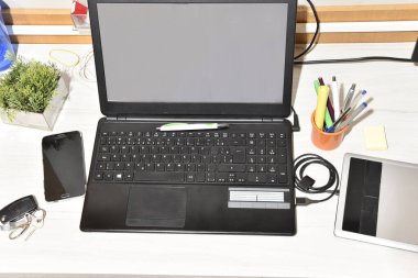 ev ofis masası veya not defteri, not defteri, kalemler, kalemlerle iş ve mesafe öğrenimi için kullanılır, EAD.