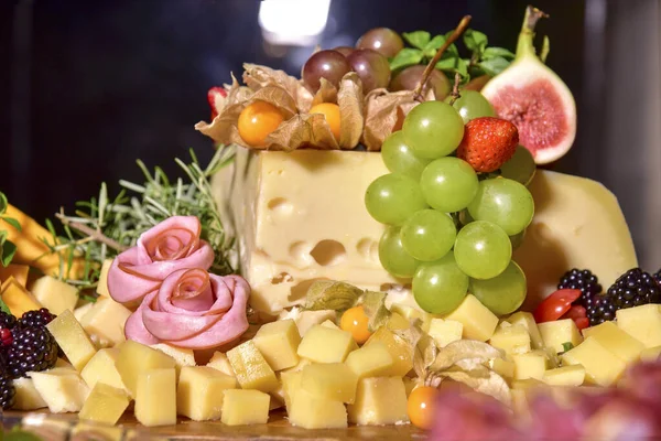 Köstliche Portion Mit Traubenfeigen Erdbeeren Käse Schinken Himbeeren Und Gewürzen — Stockfoto