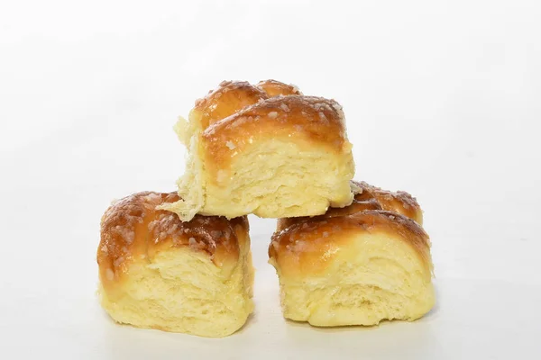 ブラジルのパン屋の典型的な甘いパンは テキストのためのスペースがある白い背景にテーブルの上にあります ロスカという名前だ — ストック写真