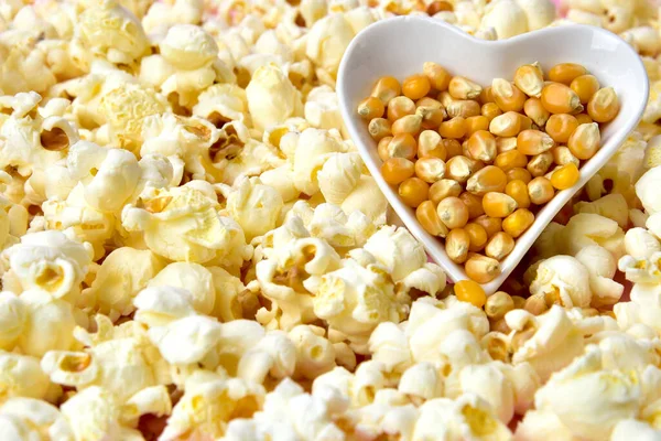 Popcorn Der Herzförmigen Schüssel Mit Platz Für Text — Stockfoto