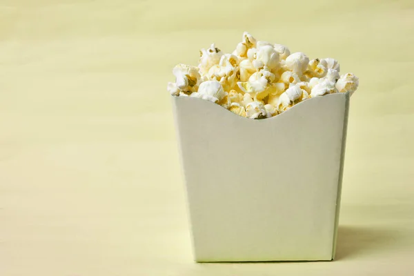 Popcorn Der Gelben Schüssel Auf Blauem Hintergrund Mit Platz Für — Stockfoto