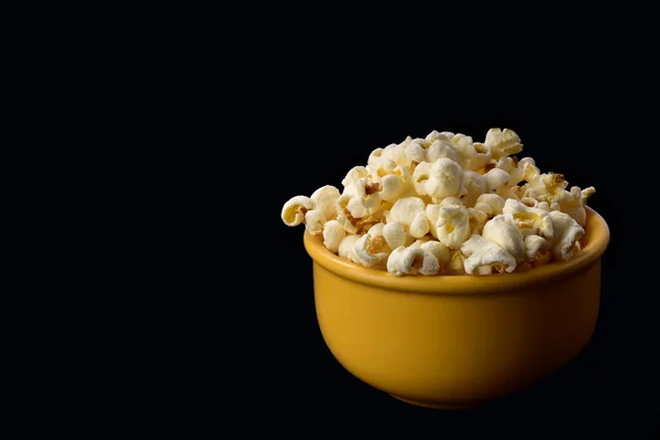 Popcorn Der Gelben Schüssel Auf Schwarzem Hintergrund Mit Platz Für — Stockfoto