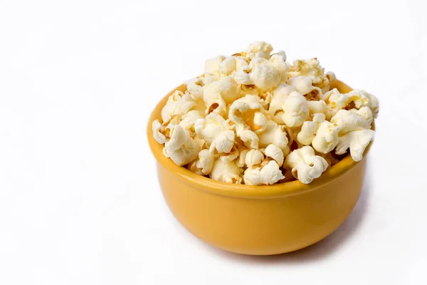 Popcorn Der Gelben Schüssel Auf Weißem Hintergrund Mit Platz Für — Stockfoto