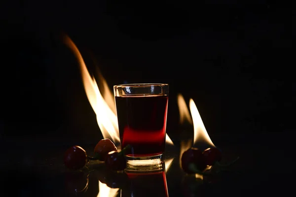 Tasse Boisson Rouge Avec Feu Derrière Réflexion Sur Fond Noir — Photo