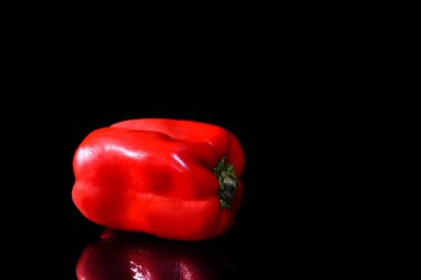 Siyah zemin üzerinde doğal sarı ve kırmızı biber izole