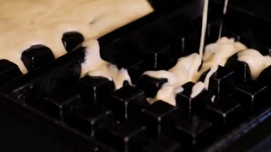 Waffle yapıyorum. Waffle hamur kapanıyor. Siyah ve beyaz.
