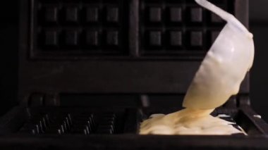 Waffle yapıyorum. Waffle hamur kapanıyor. Siyah ve beyaz.