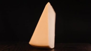Masada parmesan dürümü. Siyah arkaplanda peynir