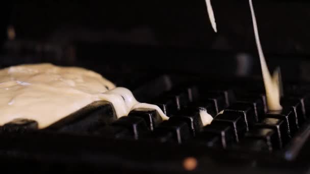 Виготовлення Вафель Вафельне Тісто Крупним Планом Чорно Білий — стокове відео