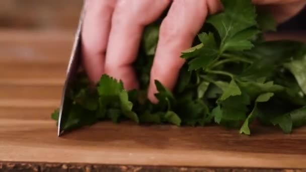 Man Snijdt Verse Groene Peterselie Snij Peterselie Van Dichtbij Voorbereiding — Stockvideo