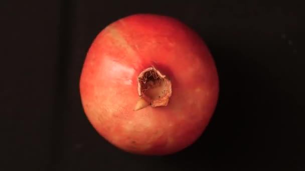 Granatäpple Svart Bakgrund Granatäpple Omlopp — Stockvideo