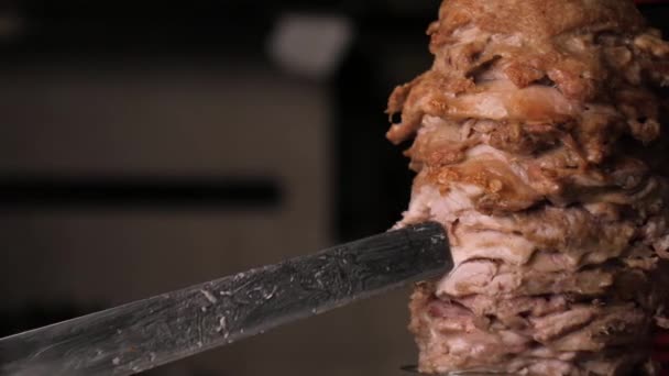 Chef Fatiou Carne Uma Grelha Rotativa Carne Para Shawarma Close — Vídeo de Stock