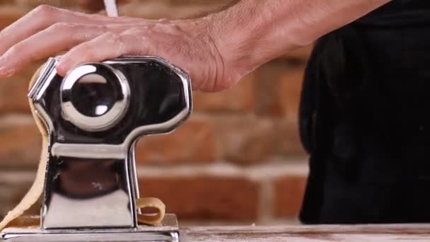 Hacedor Pasta Hombre Haciendo Pasta Con Máquina Acero — Vídeo de stock