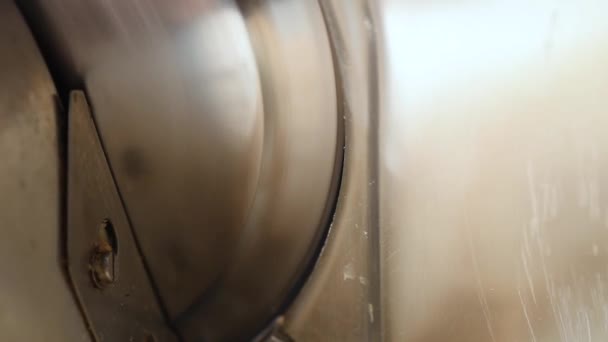 厨房切纸机上的新鲜面包 切碎的Ciabatta — 图库视频影像