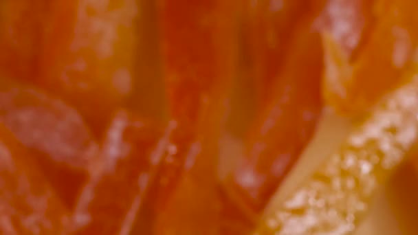 Citrouille confite volant au ralenti. Homme jeter de la citrouille confite dans slowmo 