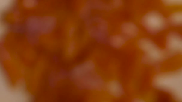 Конфетная Тыква Летит Замедленной Съемке Мужчина Бросает Конфетную Тыкву Медленном — стоковое видео