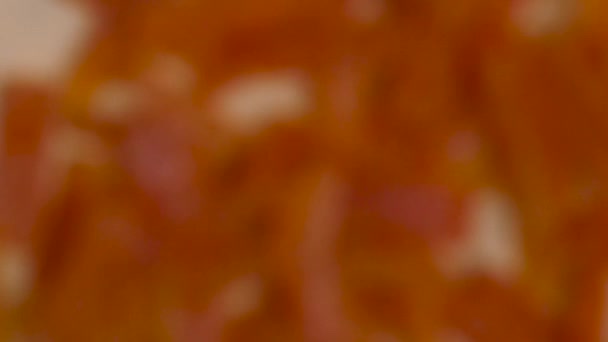 Конфетная Тыква Летит Замедленной Съемке Мужчина Бросает Конфетную Тыкву Медленном — стоковое видео