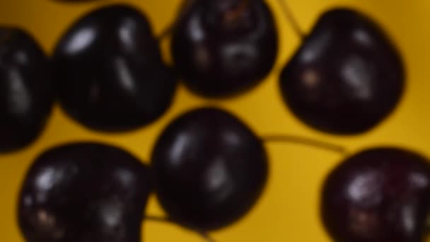 Cerezas Voladoras Lento Cereza Sobre Fondo Amarillo — Vídeos de Stock