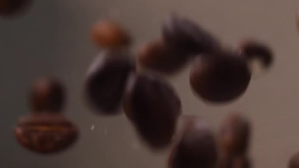 ゆっくりとコーヒー豆が飛んでいる コーヒー豆は白い背景に落ちる スローモのコーヒー — ストック動画